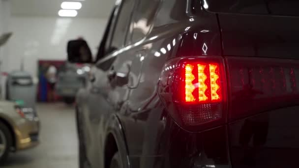 Moderne Garagendiagnose Mit Eingeschaltetem Autolicht Fahrzeug Kommt Zur Kontrolle Autowerkstatt — Stockvideo