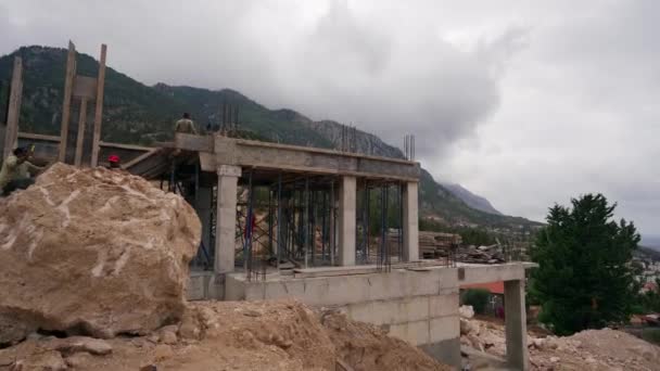 2021 キプロス北部ジルン イーグルネストヴィラの建設現場は 裕福な投資 景観的な場所での不動産開発のための進捗状況 山中に豪華なヴィラを建設する労働者 — ストック動画