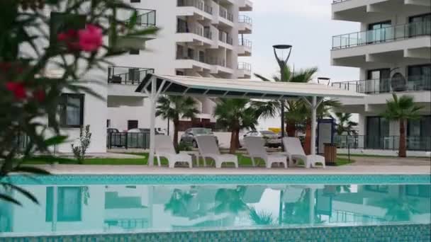 2021 Iskele Kuzey Kıbrıs Caesar Oteli Modern Apartmanlar Değmemiş Havuz — Stok video