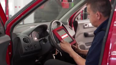 Araba bakımı, profesyonel servis teknisyeni motor verilerini analiz eder. Otomatik elektrikçi, atölyedeki araç fay kodlarını kontrol etmek için OBD2 tanı tarayıcısı kullanır.