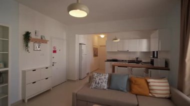 2021-01-18 - Iskele, Kuzey Kıbrıs. Caesar tatil beldesi sergilenen yaşam alanı, mutfak, salon, kira arayanlar için. Mobilyalı, iç mekan gezisi..