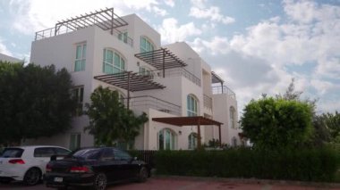 2021-10-30 - Gaziveran, Kuzey Kıbrıs. Afrodit Sahil Yatırımcıları gayrimenkul potansiyelini araştırıyor. Videoda deniz kıyısında lüks bir villa var. Lüks yaşam, emlak piyasası büyümesi.