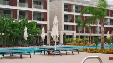 2021-10-30 - Iskele, Kuzey Kıbrıs. Cortyard Long Beach tatil beldesi havuz kenarı, modern mimari, yatırım mülkü, lüks tatil gayrimenkulleri, lüks piyasa özel konaklama