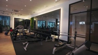 2021-10-30 - Iskele, Kuzey Kıbrıs. Cortyard Long Beach Tatil Köyü Koşu bantlı Boş Spor Salonu. Antrenman, vücut geliştirme, ağırlık kaldırma. Antrenman ekipmanlarıyla modern spor salonu..