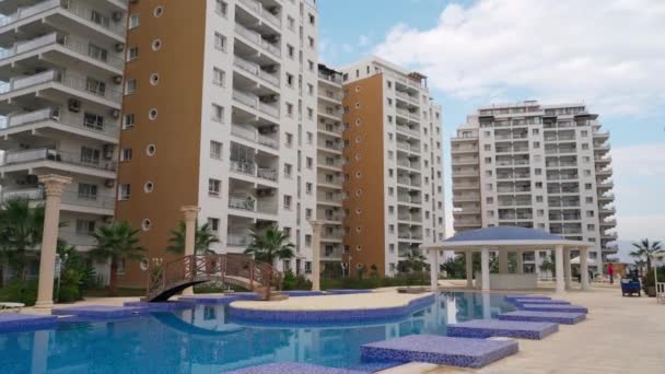 2021年10月29日 北塞浦路斯伊斯凯莱 凯撒在高档住房市场上寻找房地产投资机会 带有蓝色水池 景观设计 棕榈树的豪华公寓建筑群 — 图库视频影像