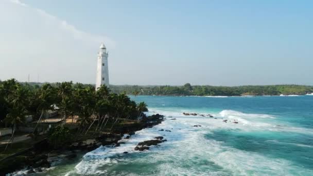 Λευκός Πύργος Στέκεται Ψηλός Για Πλοήγηση Μπλε Ωκεανός Περιβάλλει Γραφικό — Αρχείο Βίντεο