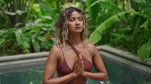 Lugn Miljö Fokus Andlighet Multiracial Kvinna Utövar Uppmärksam Meditation Lugn — Stockvideo