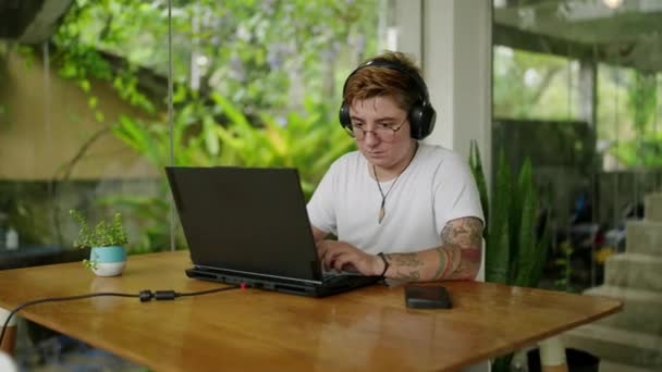 Frilansare Hörlurar Skapar Digitalt Ljud Transgender Musiker Komponerar Musik Laptop — Stockvideo