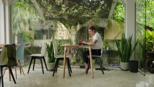 Freelance Engage Dans Travail Distance Utilise Technologie Dans Jardin Urbain — Video