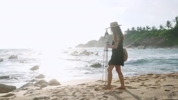 Mulher Pintora Prepara Para Capturar Ondas Mar Costa Rochosa Artista — Vídeo de Stock