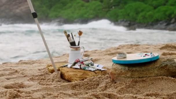 浪涌来 没有人 海上的艺术创作 艺术用品 沙滩上的调色板 艺术家的宁静风景 自然灵感的绘画 海风交融 — 图库视频影像