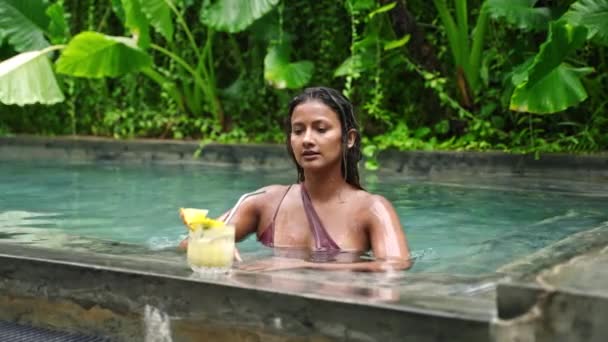 여성은 이국적인 평화로운 환경을 즐긴다 여성은 수영장에서 휴식을 취하고 풍부한 — 비디오