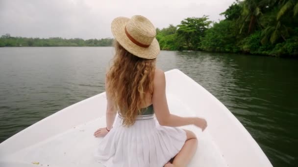 Brisa Suave Cabelo Viagem Água Tranquila Viajante Solo Explora Beleza — Vídeo de Stock