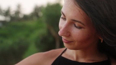 Doğadaki kadın fırça, palet kullanır, deniz ortamından ilham alır. Yaratıcı kadın ressamlar deniz kenarında resim yapar, tuvaller kıyı manzaralarını yakalar. Gün batımında çekilen sanatsal süreç.
