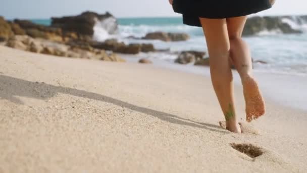 有创意的影响者在水晶海浪中漫步 探索美丽的海滨风景以拍摄 有纹身腿的赤脚女艺术家带着三脚架在沙滩上 休闲博主阳光海滩 Slomo — 图库视频影像