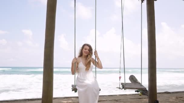 Luxus Urlaubserholung Verspielte Erwachsenenschaukeln Ruhige Strandkulisse Elegante Frau Weißen Kleid — Stockvideo