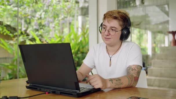 Transgender Pro Engagerar Onlinemöte Kommunicerar Team Laptop Coworking Space Inkluderande — Stockvideo