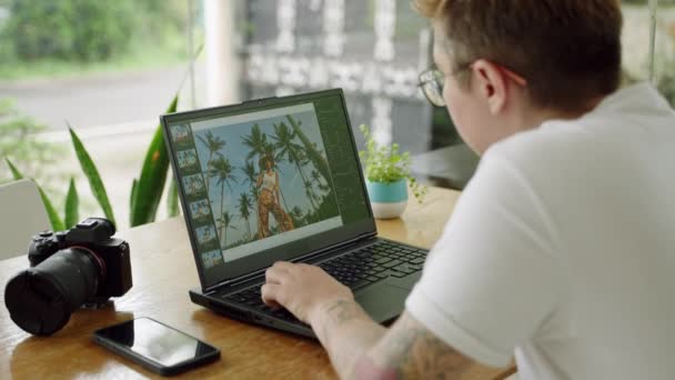 Getatoeëerde Kunstenaar Verfijnt Foto Laptop Belichaamt Diversiteit Digitale Nomade Levensstijl — Stockvideo