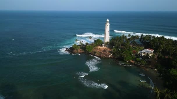 Monumento Histórico Cercado Por Vegetação Vasto Oceano Azul Vista Aérea — Vídeo de Stock