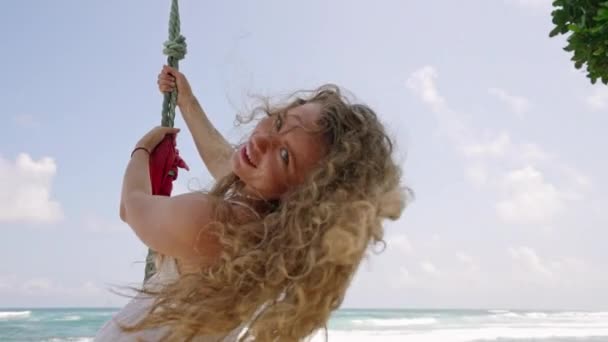 Ξέγνοιαστη Στιγμή Στην Κούνια Του Σχοινιού Παραλίας Λευκό Φόρεμα Χαρούμενη — Αρχείο Βίντεο