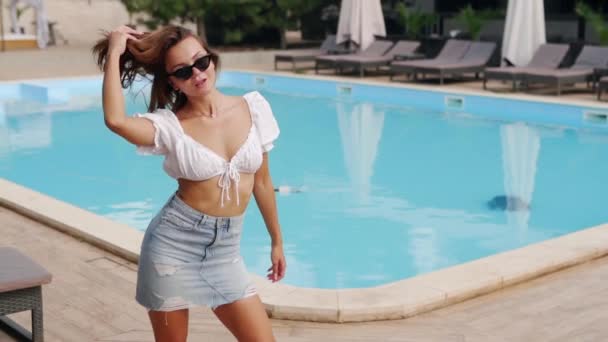 Preciosa Modelo Niña Posando Sonriendo Piscina Falda Blusa Gafas Sol — Vídeo de stock