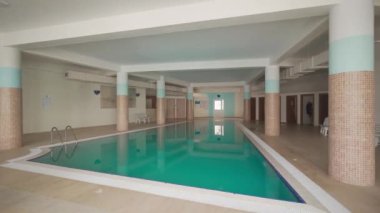 Kapalı havuz spa merkezinde şeffaf turkuaz su, rahatlık, rahatlama, yüzme, terapi, hidroterapi ve lüks tatil beldeleri için..