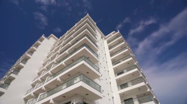 Yatırım amaçlı mülk, gayrimenkul geliştirme vitrini. Gökyüzü açık modern apartman, kentsel apartman..