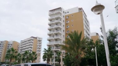 Gökyüzü altında balkonları olan kentsel apartman binaları emlak piyasası büyümesi ve yerleşim alanındaki gelişim için potansiyel yatırım fırsatları sergileniyor.