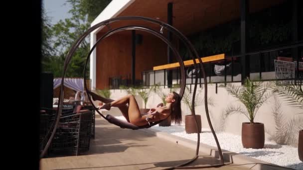 Atractiva Morena Bronceada Tomando Sol Bikini Swing Club Playa Lujo — Vídeos de Stock