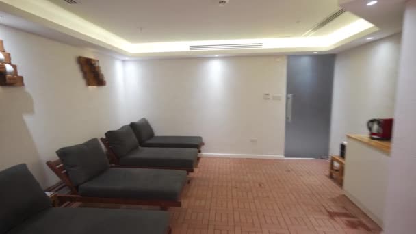 Lobby Moderno Spa Interior Com Espreguiçadeiras Vazias Iluminação Suave Atmosfera — Vídeo de Stock