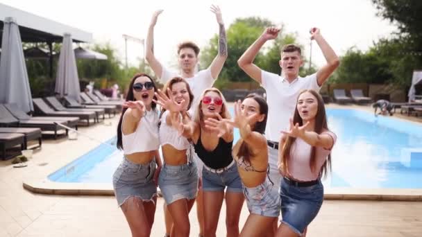 Company Friends Posing Common Photo Swimming Pool Sun Loungers Party — Stock Video