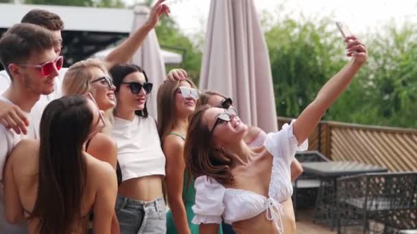 Amigos Desfrutando Férias Férias Quentes Festa Piscina Verão Fazendo Fotos — Vídeo de Stock