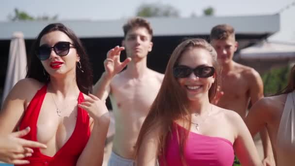 Modelli Adolescenti Hanno Riposo Durante Vacanze Vicino Piscina Costumi Bagno — Video Stock