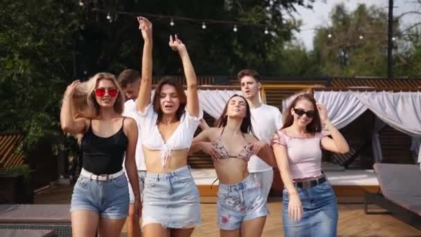 Amigos Dançam Sorriem Caminham Descansam Desfrutam Dia Verão Com Amigos — Vídeo de Stock