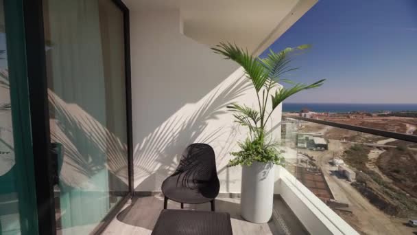 Resort Μοντέρνα Μαύρη Καρέκλα Γλάστρα Θαλασσινό Πανόραμα Θέα Στο Μπαλκόνι — Αρχείο Βίντεο