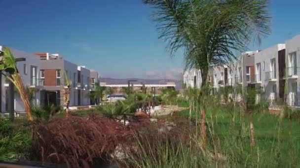 独占的住宅建筑群 园林绿化 高档生活 宁静的景致 供出售的现代豪华别墅 — 图库视频影像