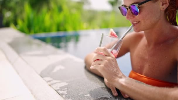 Avkoppling Tropisk Resort Atmosfär Kvinna Orange Bikini Njuter Lyxig Poolside — Stockvideo