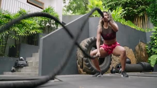강력한 선수는 피트니스 경계를 운동복에 체육관에서 무거운 로프를 강렬한 Crossfit — 비디오