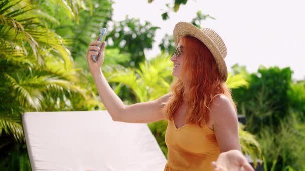 Envolve Videochamadas Smartphones Sorrisos Mãos Ondas Mulher Ruiva Lounges Beira — Vídeo de Stock