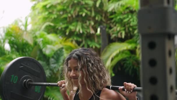 Atlétikai Női Vonatok Fenntartja Fitnessz Trópusi Környezetben Biethnic Sportruházatban Guggolást — Stock videók