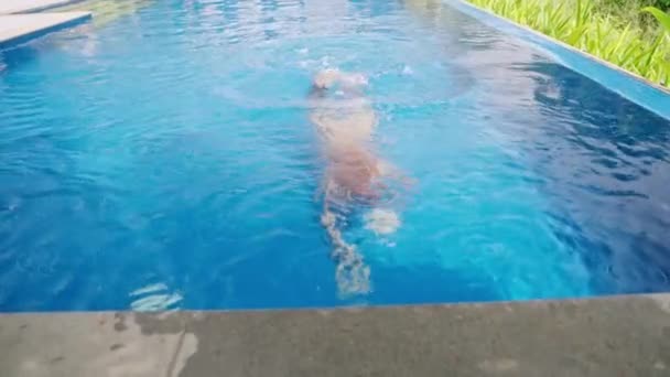 Lächelnde Frau Roten Badeanzug Blickt Die Kamera Genießt Sommerliche Freizeitaktivitäten — Stockvideo