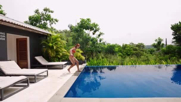 Ocio Villa Lujo Disfrutando Naturaleza Serena Elegante Mujer Traje Baño — Vídeo de stock
