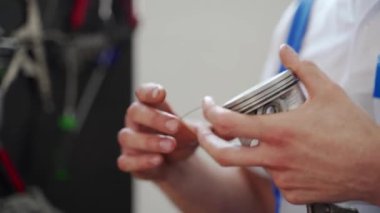 Piston halkalarını kurar, atölyeye yolcu gemisini hizalar. Profesyonel tamirci, motor takımlarını monte eder. Otomotiv tamiri, bakım süreci eğitim, ticari ve DIY seyircileri için kaydedildi.