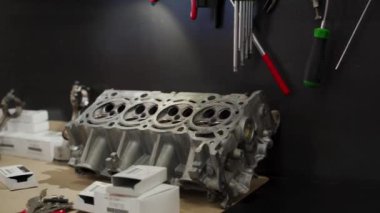 Pistonları yerleştirir, halkaları takar, atölyede hizayı kontrol eder. Profesyonel tamirci, motor takımını titizlikle monte eder. Otomatik onarım, motor yeniden inşa, araç bakımı adım adım gösteriliyor, satış.