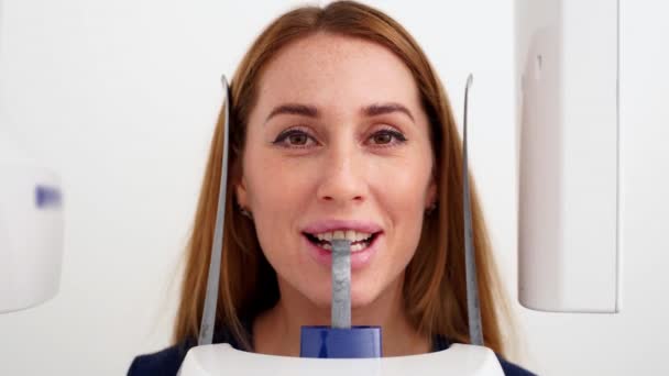 Närbild Kvinnor Ansikte Med Huvudet Placerat Cefalometrisk Panorama Röntgen Maskin — Stockvideo