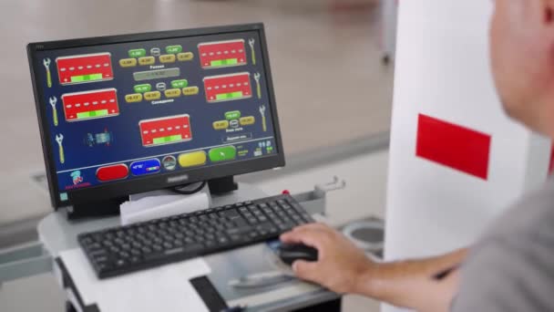 Profesionistul Folosește Echipamente Computerizate Reglează Unghiurile Anvelopelor Pentru Conducere Optimă — Videoclip de stoc
