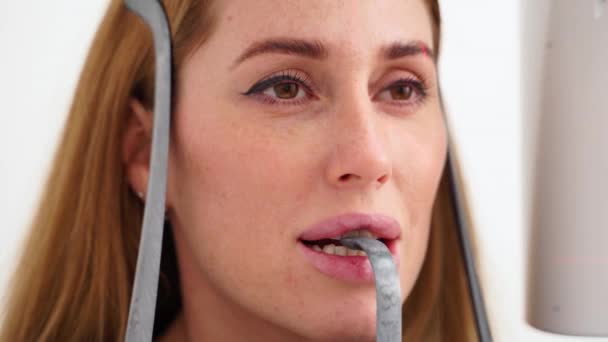 Nahaufnahme Von Frauengesicht Mit Kopf Der Einem Kephalometrischen Panorama Röntgengerät — Stockvideo