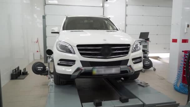 Witte Suv Lijn Moderne Werkplaats Auto Service Center Voert Nauwkeurige — Stockvideo