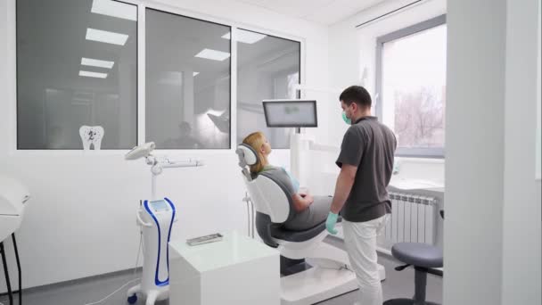 Dentiste Masculin Préparant Jeune Femme Pour Blanchiment Des Dents Dans — Video