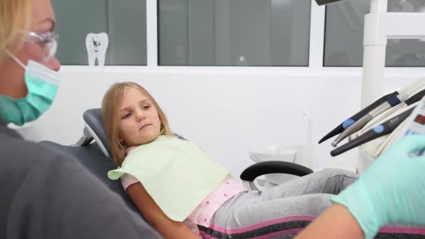 Holčička Sedící Zubařské Židli Moderní Zubařské Ordinaci Žena Zubařka Přizpůsobuje — Stock video
